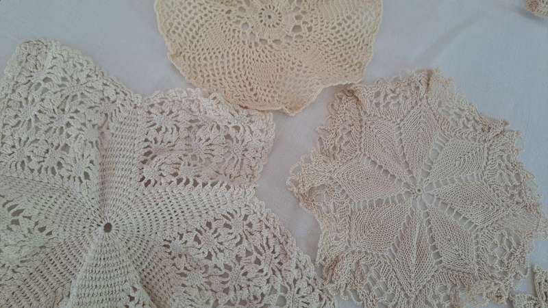 Lot of 5 beige and ecru doilies 18-28cm