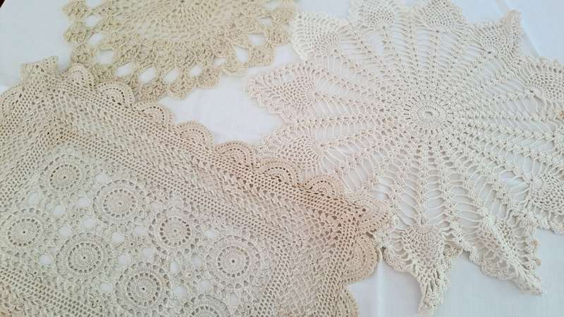 Lot of 3 beige and ecru doilies 27-35 cm