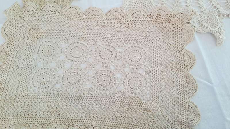 Lot of 3 beige and ecru doilies 27-35 cm