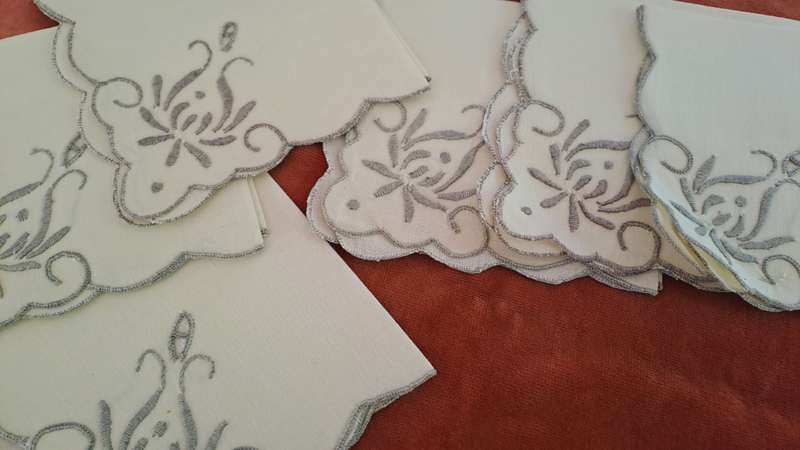 Set of 6 napkins - 26 x 26cm cream colour, grey embroidery