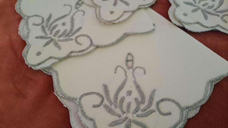 Set of 6 napkins - 26 x 26cm cream colour, grey embroidery