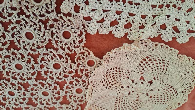 Lot of 5 ecru or beige doilies for craftwork or recycling 15-26cm