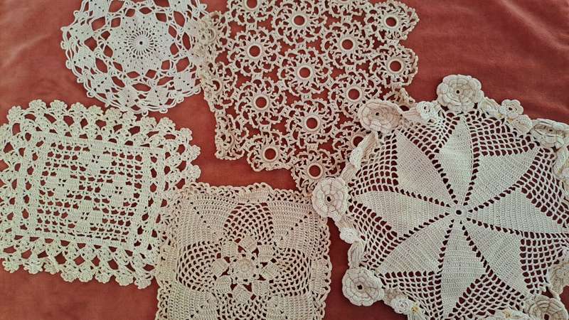 Lot of 5 ecru or beige doilies for craftwork or recycling 15-26cm