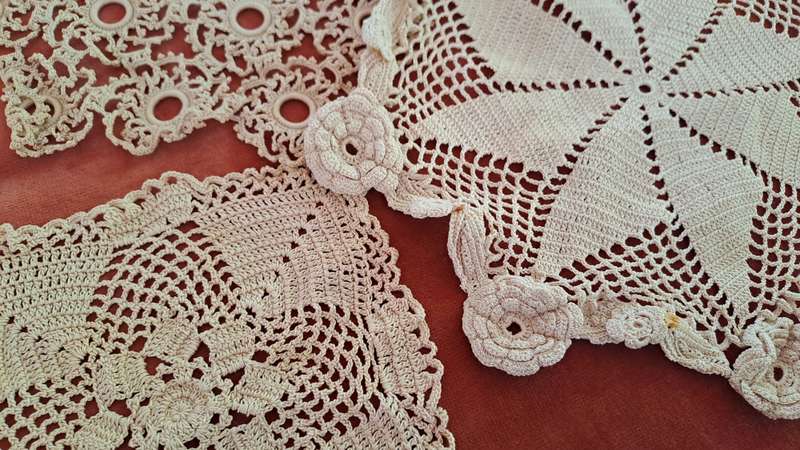 Lot of 5 ecru or beige doilies for craftwork or recycling 15-26cm