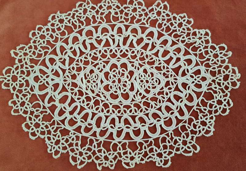 Oval tatted doily/ mat 30 x 22 cm white colour