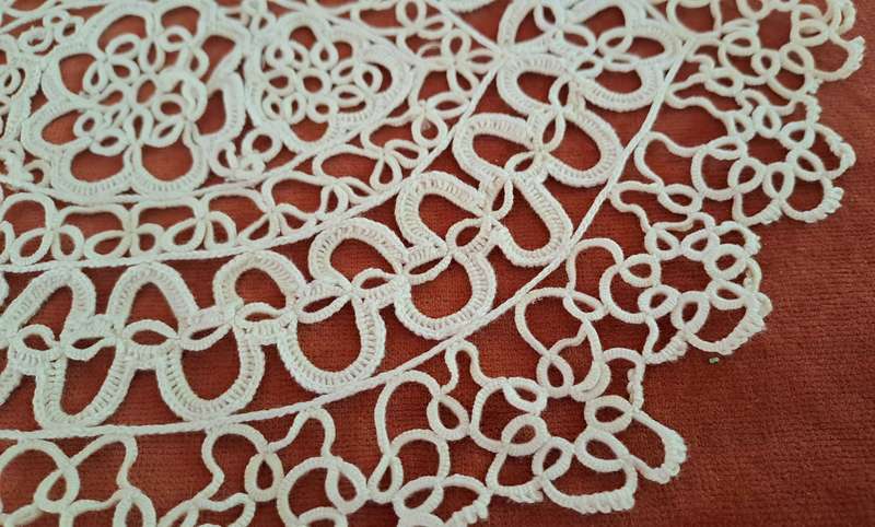 Oval tatted doily/ mat 30 x 22 cm white colour