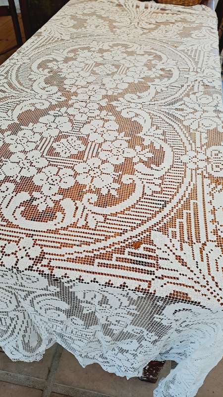 Vintage hand knotted lace tablecloth - damaged - 225 x 170cm