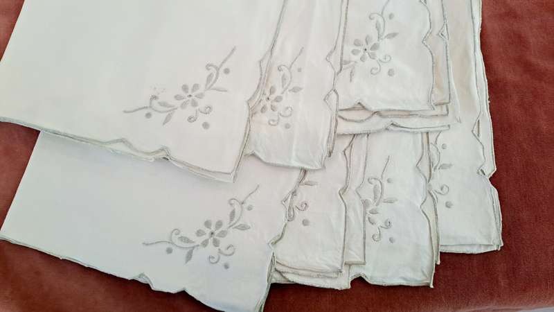 8 cotton napkins -grey embroiderd motif - 42 x 42cm