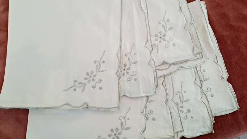 8 cotton napkins -grey embroiderd motif - 42 x 42cm