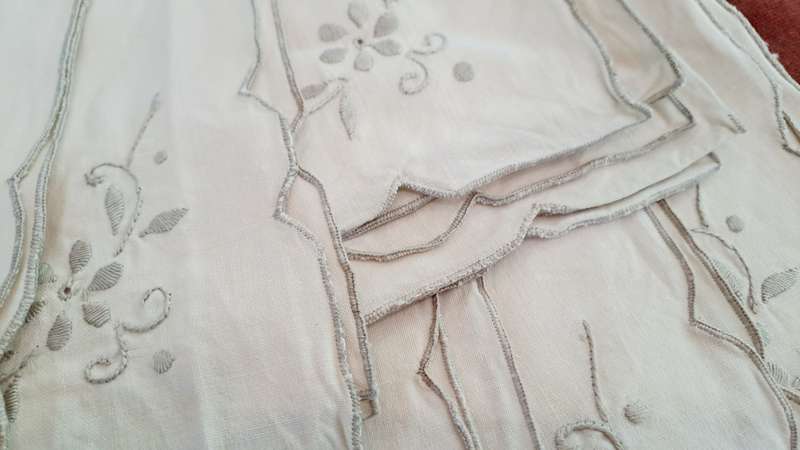8 cotton napkins -grey embroiderd motif - 42 x 42cm