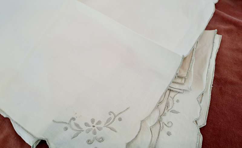 8 cotton napkins -grey embroiderd motif - 42 x 42cm