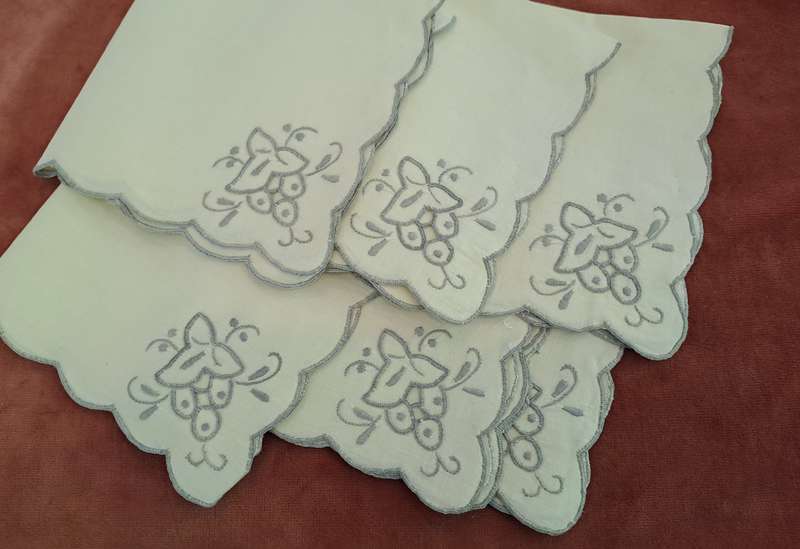 6 cream linen napkins -with grey embroidery - 30 x 30 cm - VGC