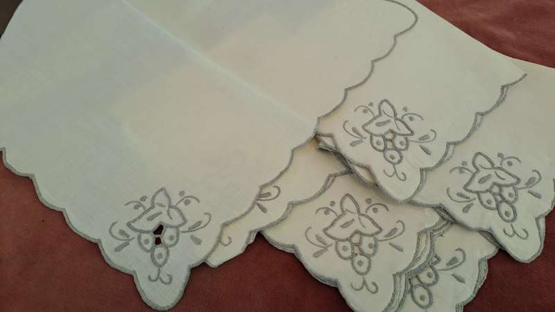 6 cream linen napkins -with grey embroidery - 30 x 30 cm - VGC
