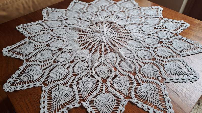 Small tablecloth/ white doilie/doily - pineapple crochet - 86cm