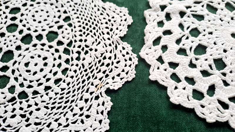 2 small white doilies 15 and 21cm