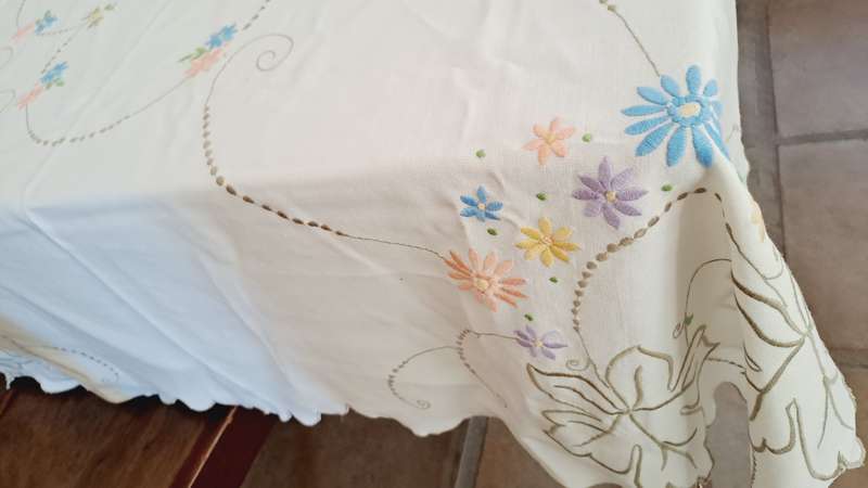 Embroidered tablecloth 130 x 130 cm