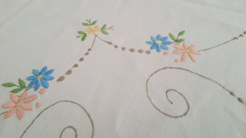 Embroidered tablecloth 130 x 130 cm