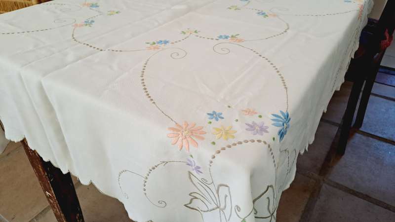 Embroidered tablecloth 130 x 130 cm