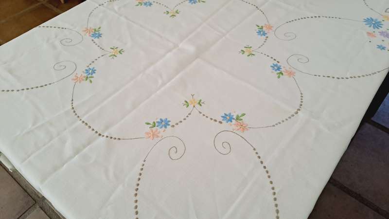 Embroidered tablecloth 130 x 130 cm