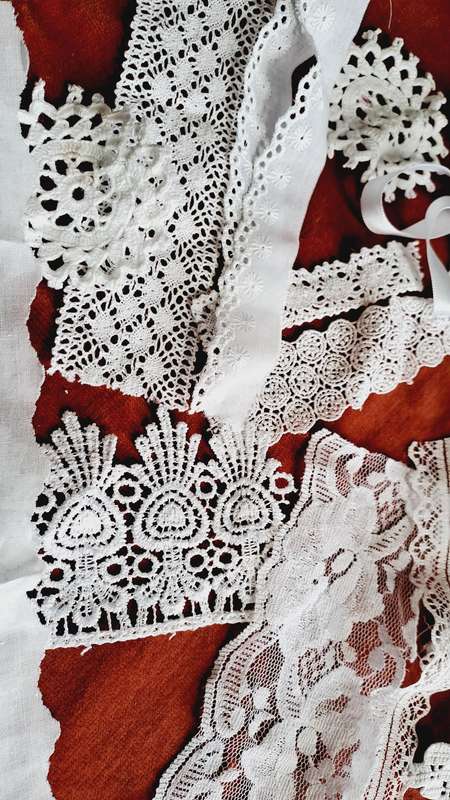 Bundle of small white lace offcuts 10-20cm