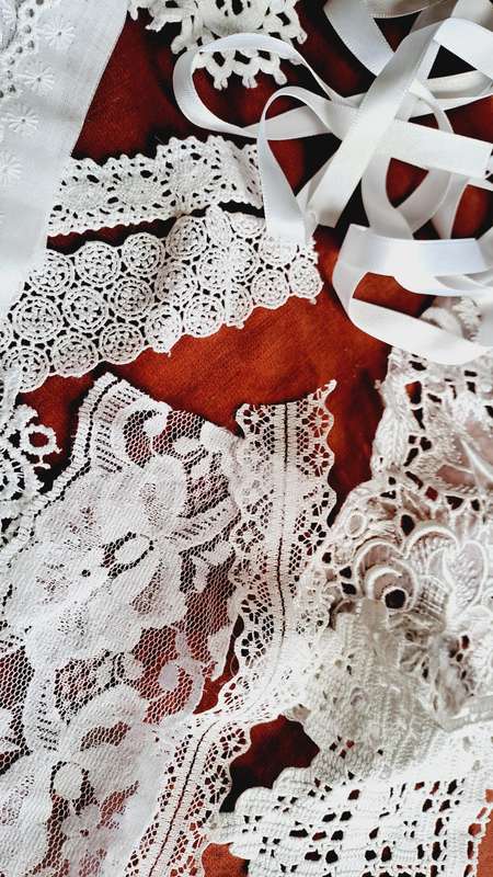 Bundle of small white lace offcuts 10-20cm