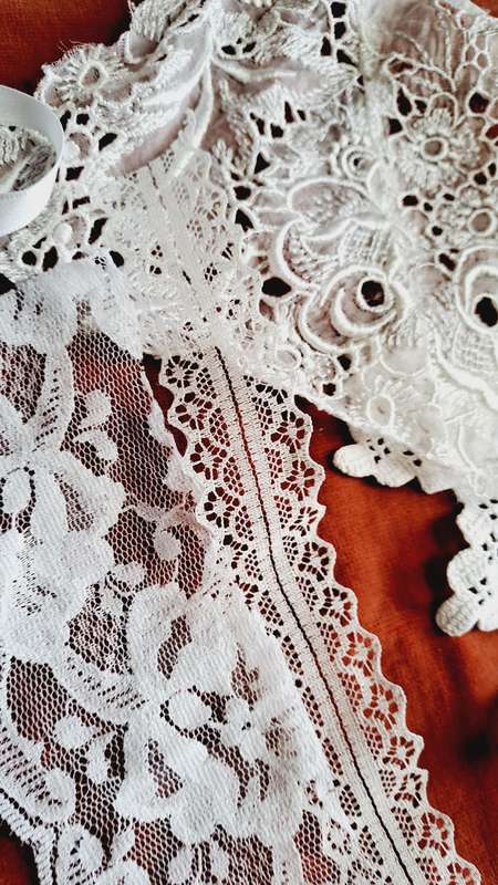 Bundle of small white lace offcuts 10-20cm