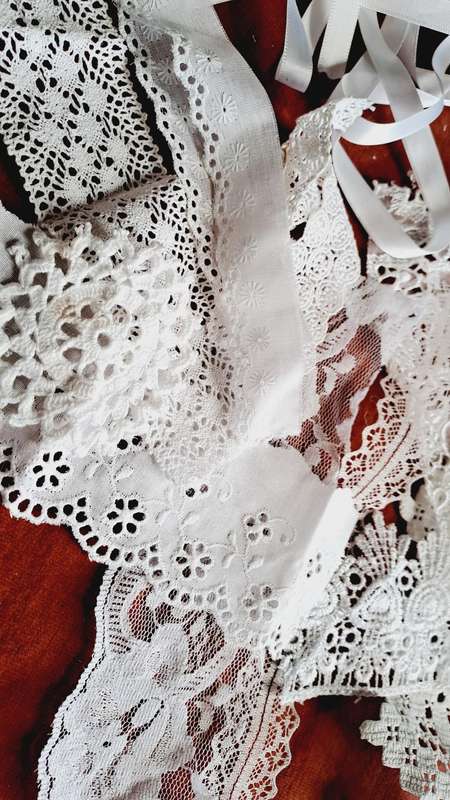 Bundle of small white lace offcuts 10-20cm