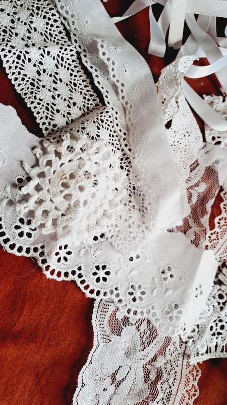 Bundle of small white lace offcuts 10-20cm