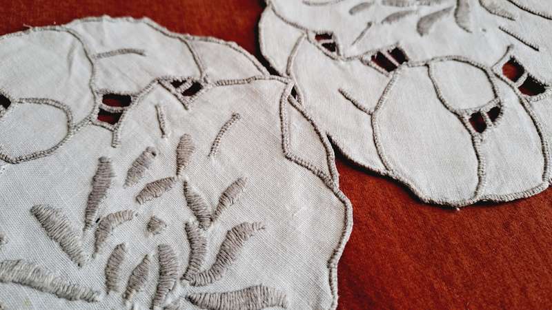 2 Embroidered linen doilies - 13cm