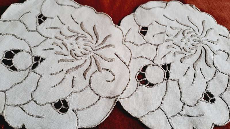 2 Embroidered linen doilies - 18cm