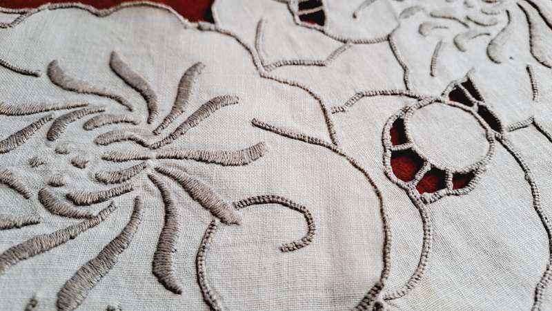 2 Embroidered linen doilies - 13cm