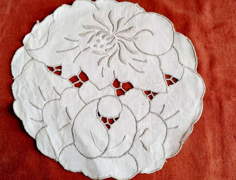 Embroidered linen doily / doilie - 23cm