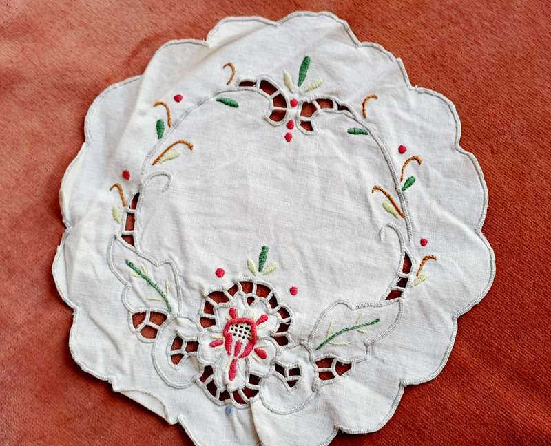 Small, round, embroidered doily - 18cm