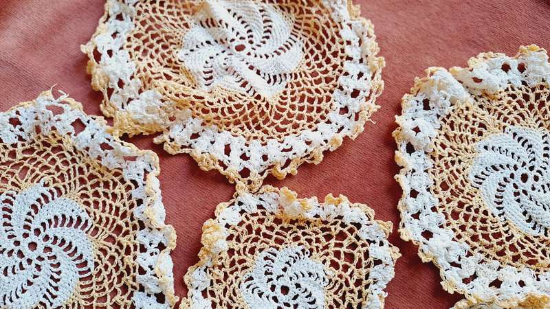 Lot of 6 apricot and white doilies for craftwork or recycling 9-11 cm