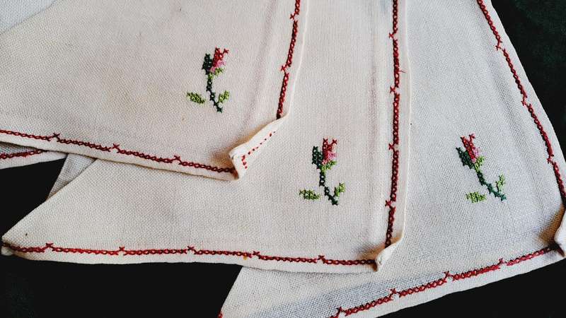 set of 6 napkins - linen - cross stitch flowers- 20 x 20 cm