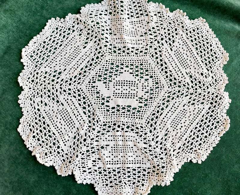 White crochet doilie - teapot motif - 28cm