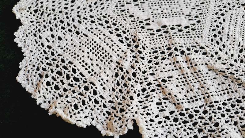 White crochet doilie - teapot motif - 28cm