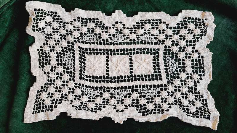 Knotted lace mat 36 x 20cm