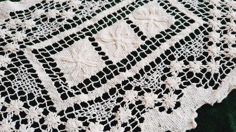 Knotted lace mat 36 x 20cm