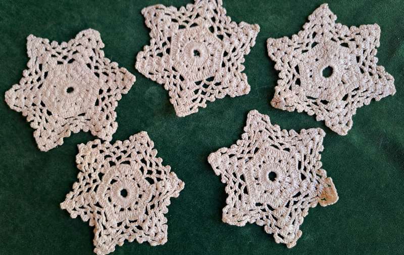Five small star shaped doilies - beige - 9cm