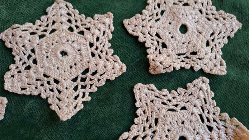 Five small star shaped doilies - beige - 9cm