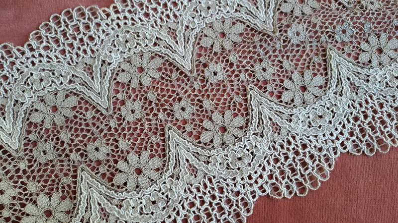 Piece of wide vintage lace trim  - ecru- synthetic -  88 x 18cm