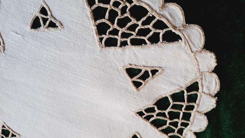 Small, round, embroidered doily - 19cm