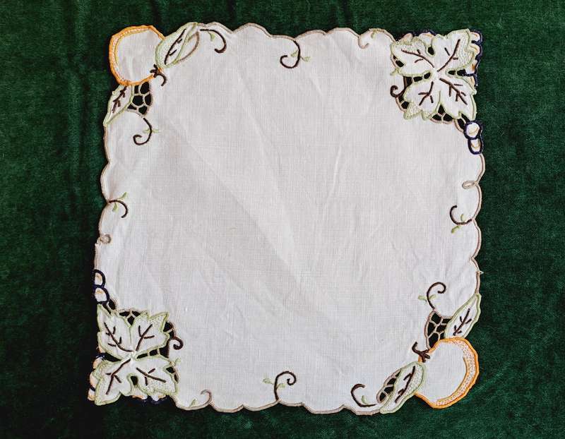 Small embroidered mat 24cm x 24cm