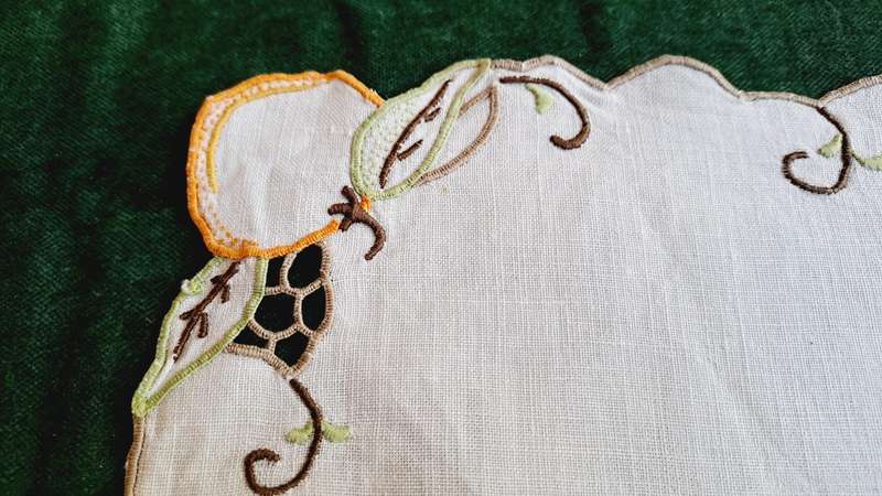 Small embroidered mat 24cm x 24cm