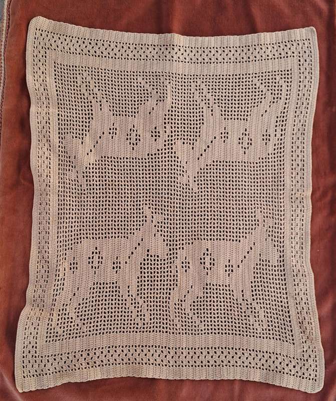 Filet crochet mat - ecru/tan - 44 x 37cm - anima motifs