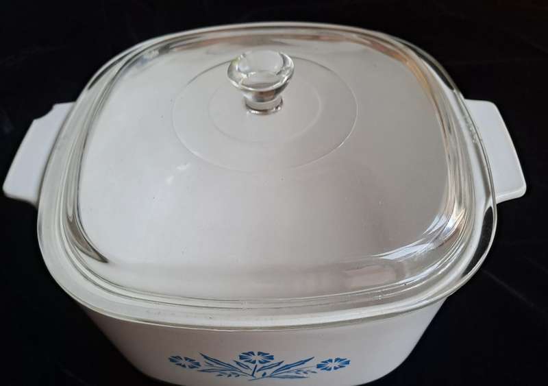 Corningware - cornflower - A-3-B 3 QUART 23 X 23 X 11cm - chipped