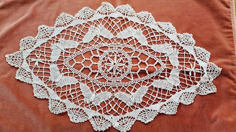 Lace doilie - off white - 49 x 25cm