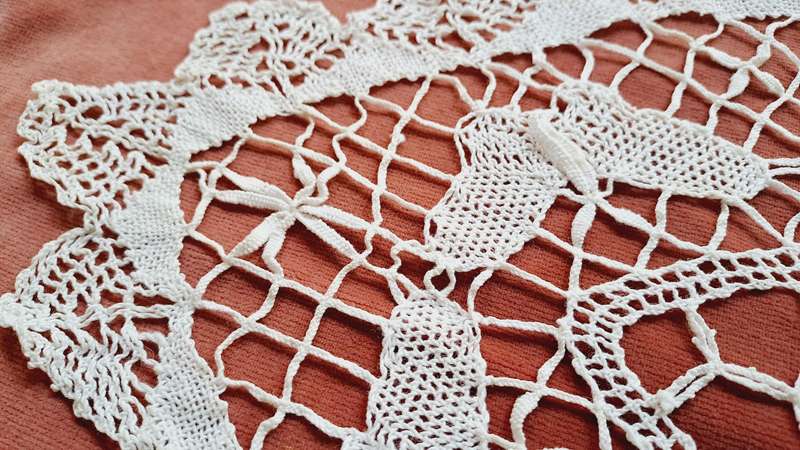 Lace doilie - off white - 49 x 25cm