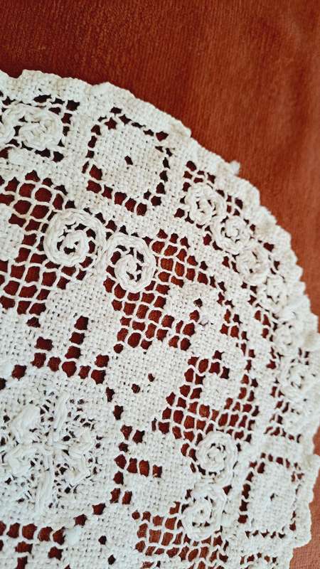 Small, round hand knotted doilie - 17cm